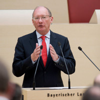 Franz Maget am Rednerpult des Bayerischen Landtag