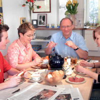 Franz Maget mit seiner Familie am Frühstückstisch